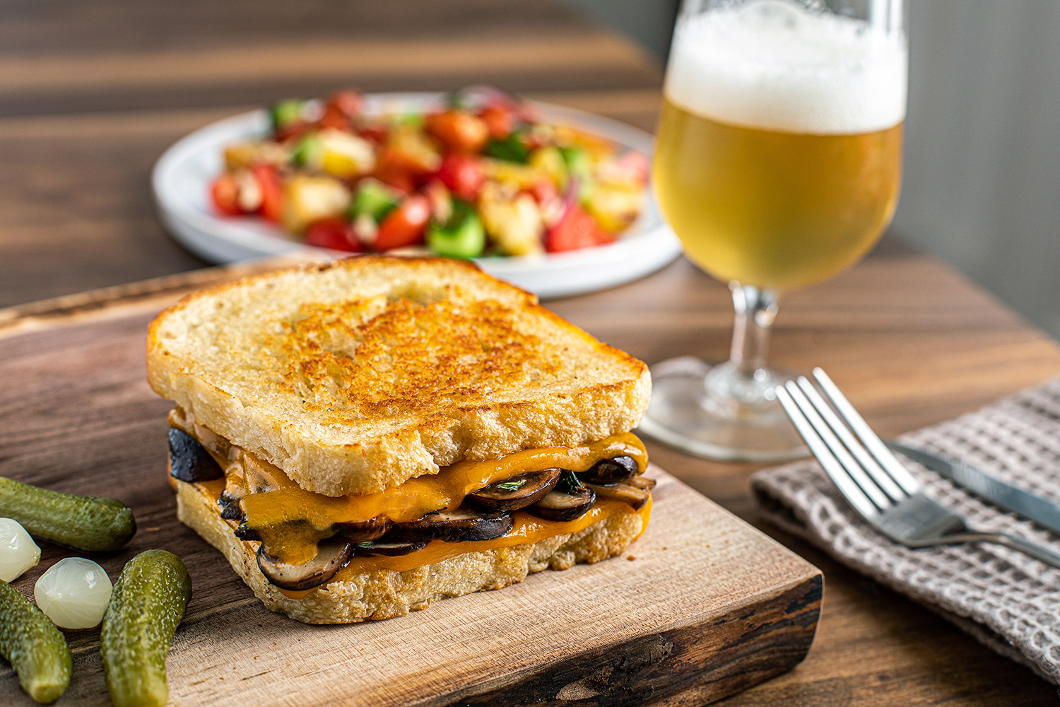 Grilled cheese aux champignons, herbes et cheddar