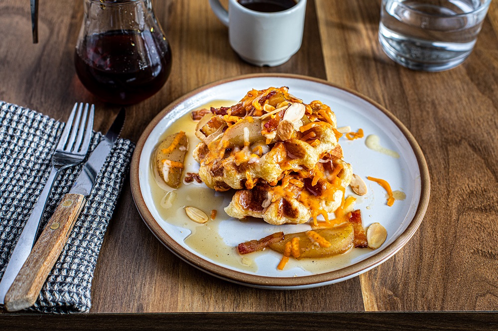 Gaufre aux pommes, bacon et cheddar