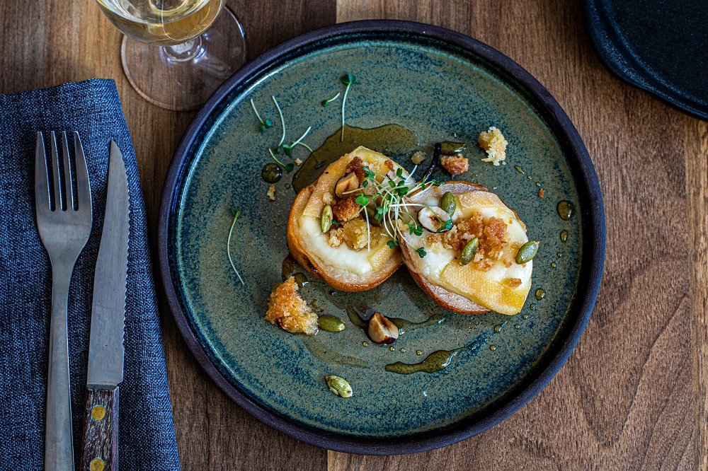 Poires gratinées au Oka et crumble de noix