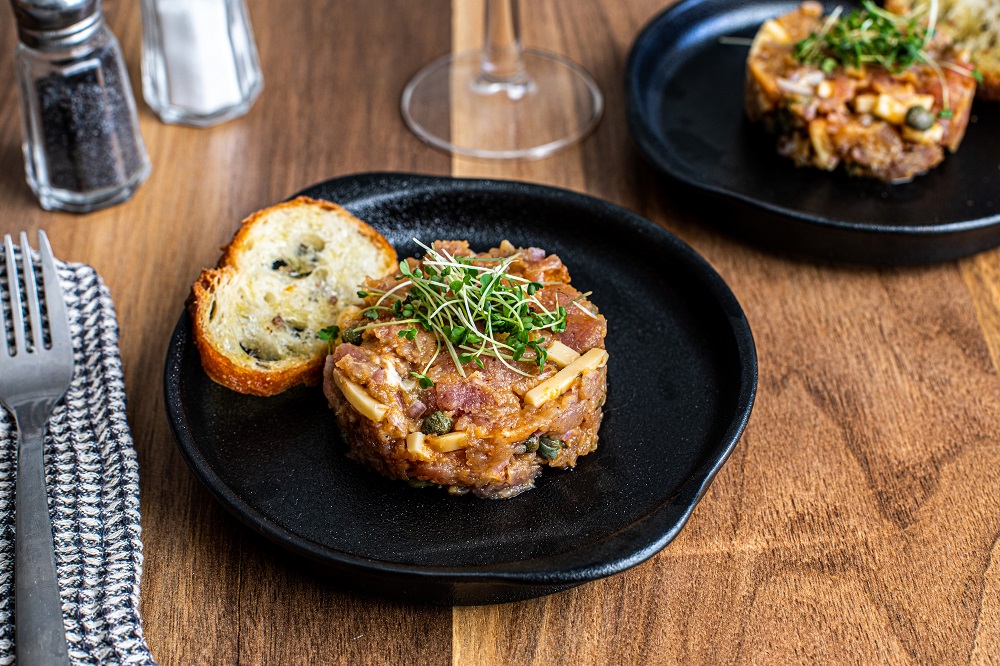 Beef tartar with smoked gouda