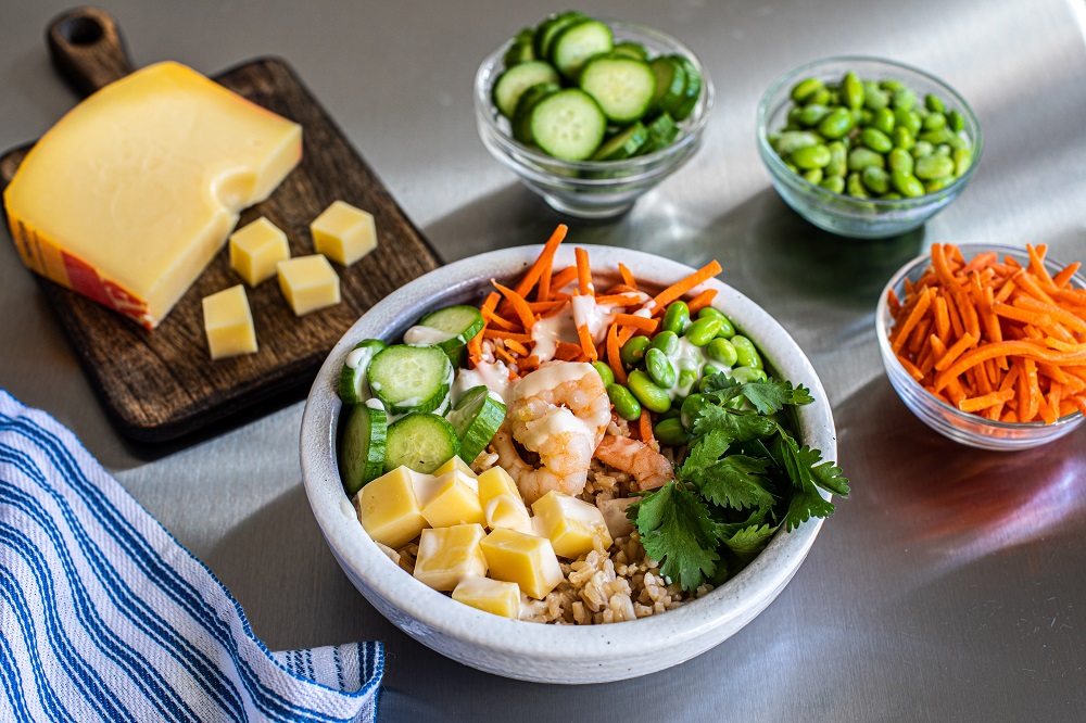 Poke bowl with spicy shrimp and Jarlsberg cubes 
