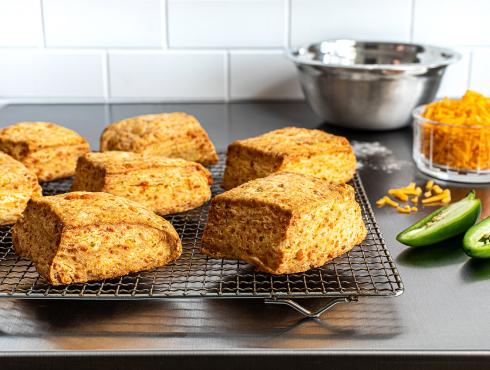 Scones au cheddar et jalapeno