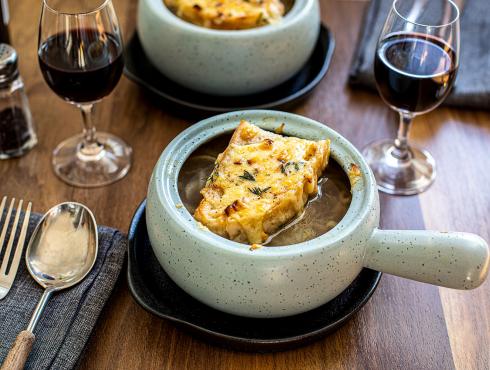 Soupe à l’oignon gratinée au gouda fumé