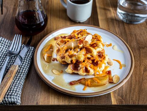 Gaufre aux pommes, bacon et cheddar