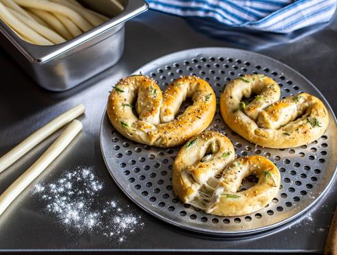 Bretzel farci à la mozzarella et oignon vert 