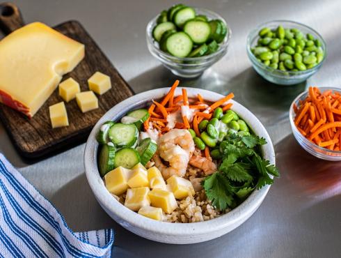 Poke bowl with spicy shrimp and Jarlsberg cubes 