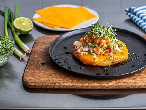 Sushi pizza au tartare de saumon, avocat et cheddar